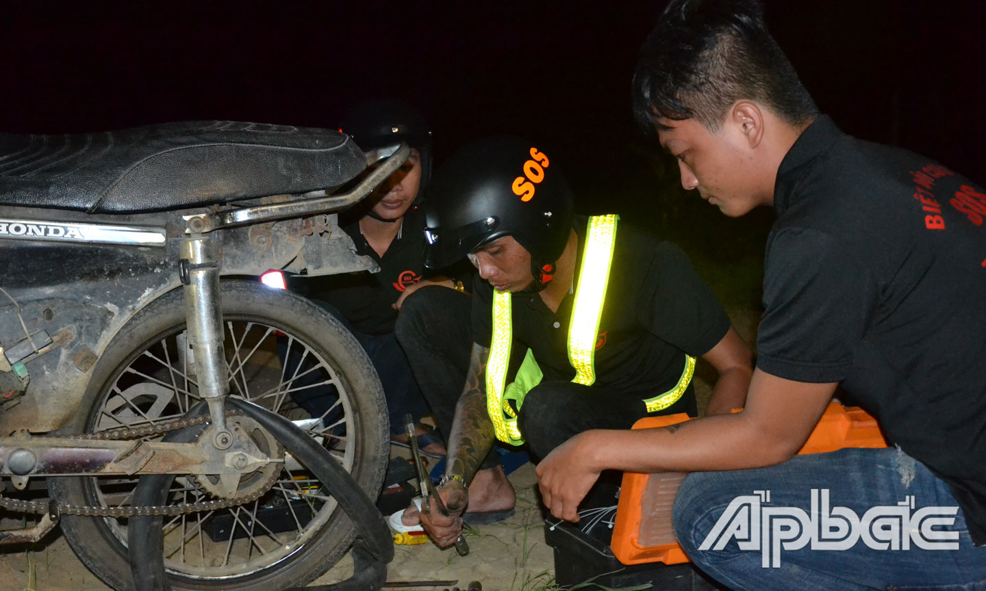 Thay xăm xe miễn phí cho người đi đường bị thủng bánh xe tại xã Tân Trung, TX. Gò Công.