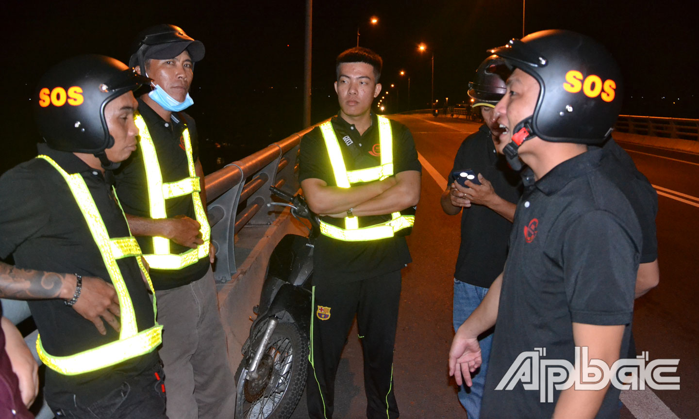 Các thành viên trao đổi thông tin với nhau.