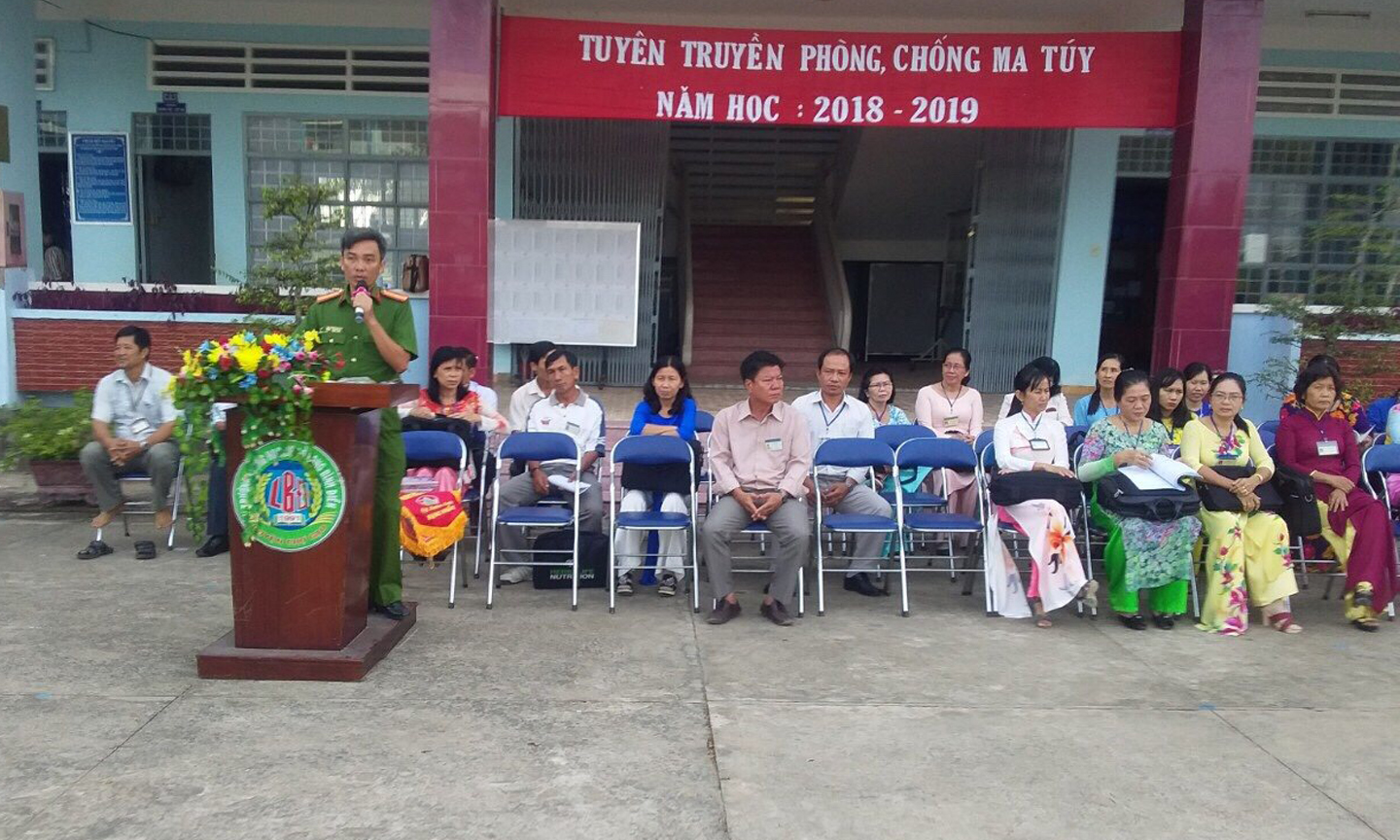 Tuyên truyền về tác hại của ma túy trong trường học.