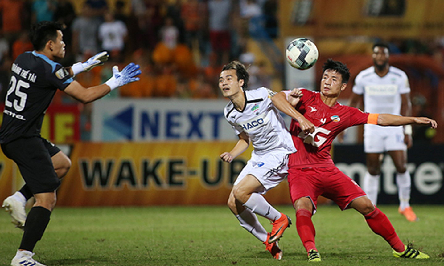  HAGL (trắng) chưa có nhiều chuyển biến ở V-League dù đã ba năm trôi qua từ khi lứa tài năng của Học viện được đôn lên đội một. Ảnh: Lâm Thỏa.