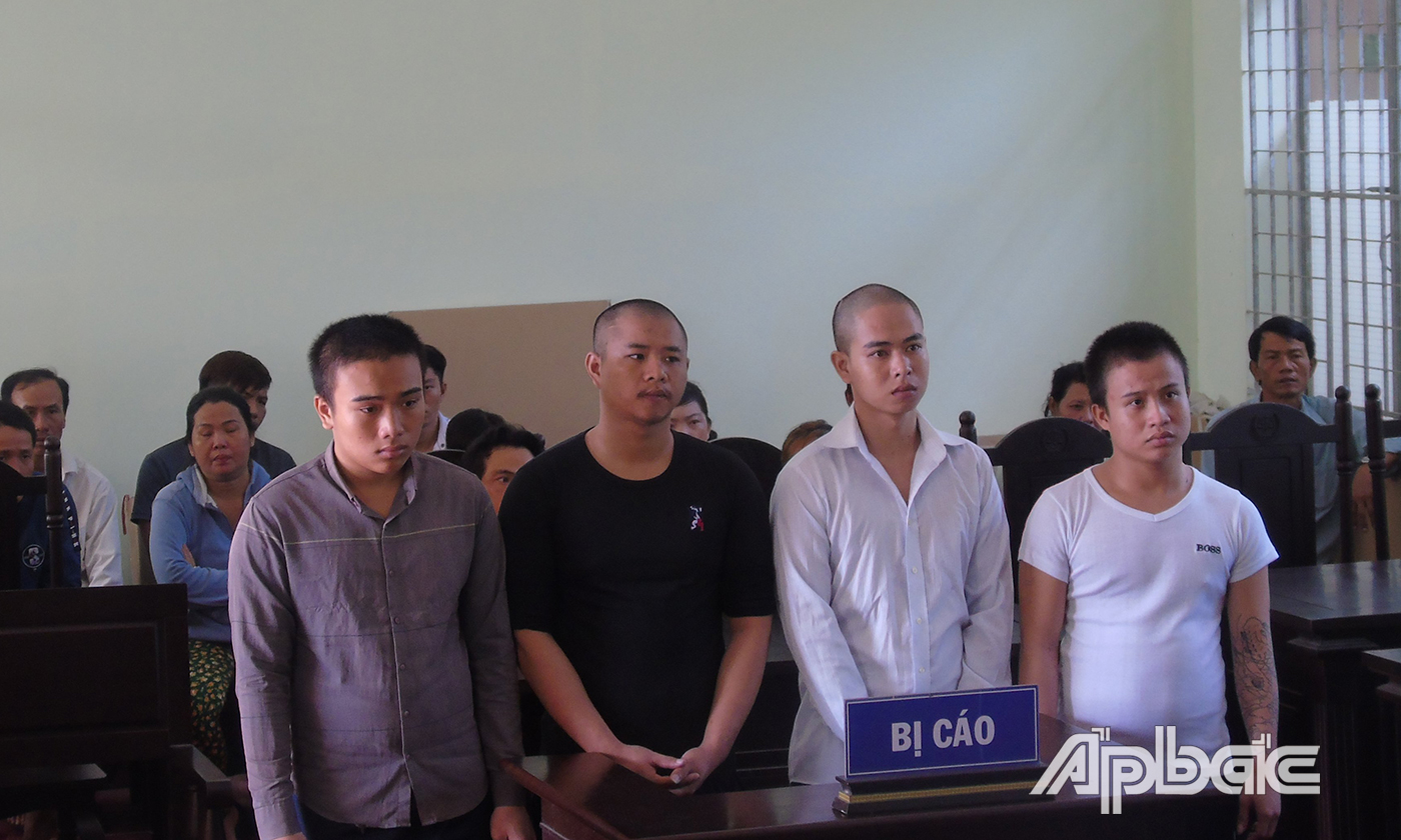 Các đối tượng trước hội đồng xét xử.