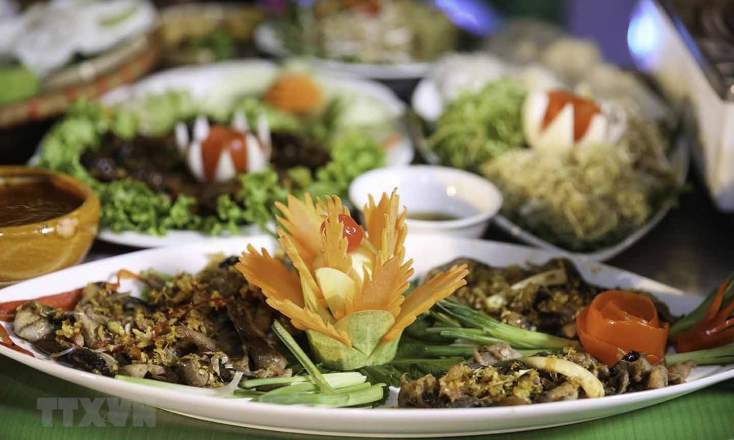 Món lươn mới được các nghệ nhân chế biến. (Ảnh: Bích Huệ/TTXVN)
