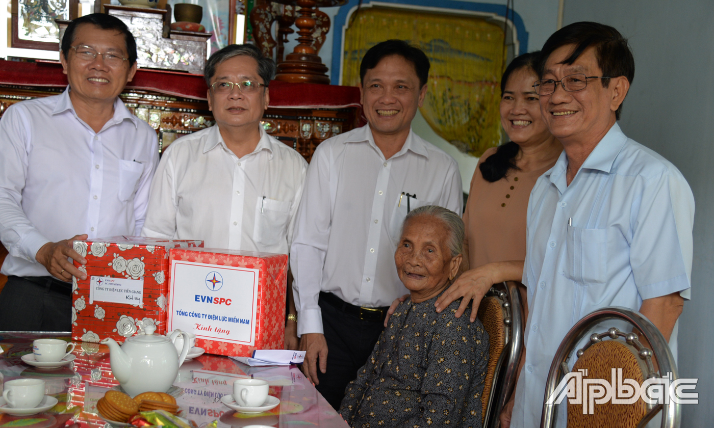 Tổng Công ty Điện lực Miền Nam thăm, tặng quà Mẹ Việt Nam Anh hùng Nguyễn Thị Dư 