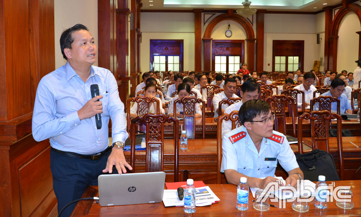 Phó Giám đốc Sở Kế hoạch và Đầu tư Nguyễn Đình Thông trình bày Dự thảo kế hoạch triển khai lập quy hoạch tỉnh.