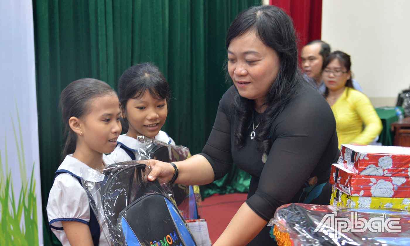 Trao học bổng cho các em