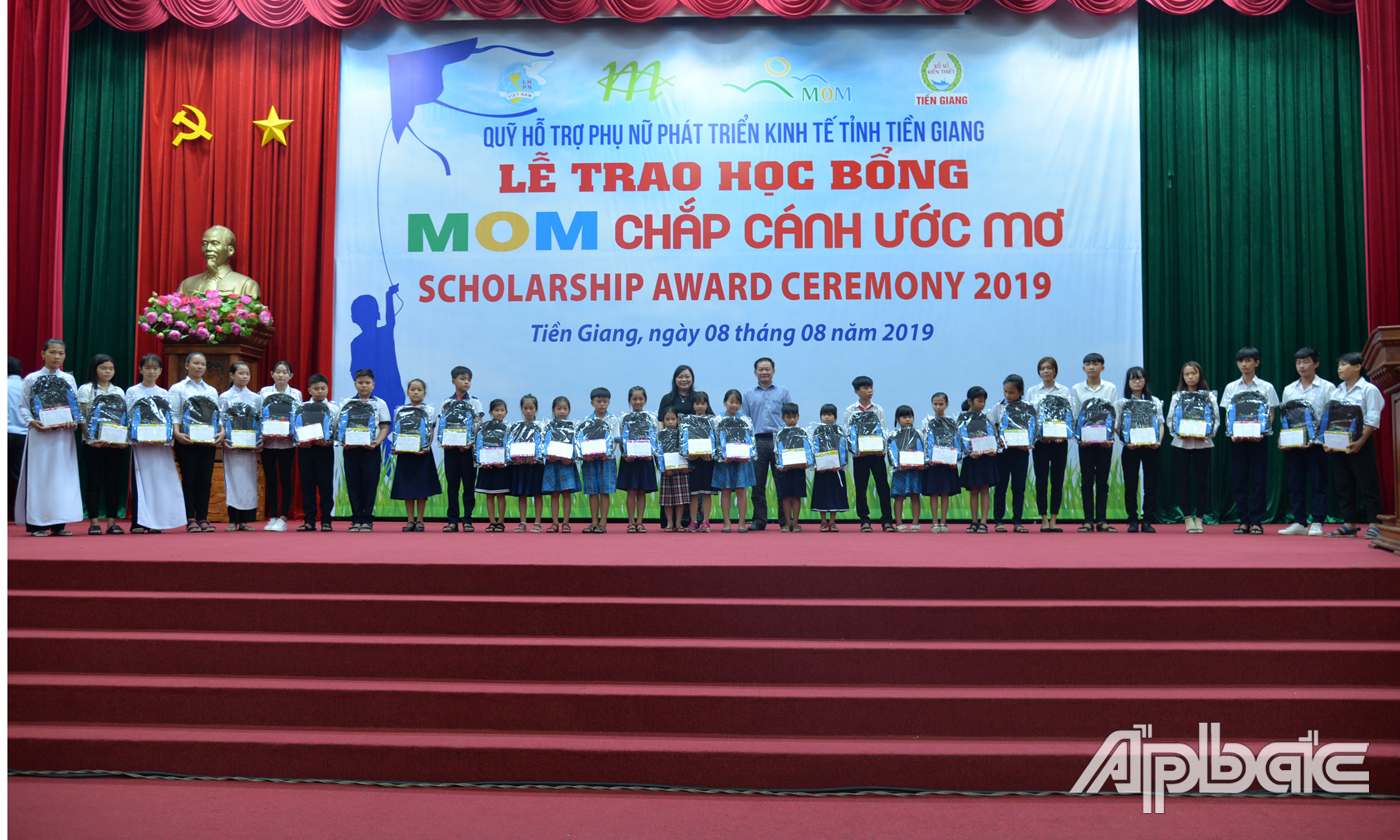 Trao học bổng cho các em