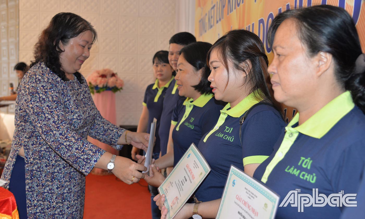 Phó Chủ tịch Hội LHPN tỉnh Nguyễn Thị Kiều Tiên trao giấy chứng nhận cho các học viên