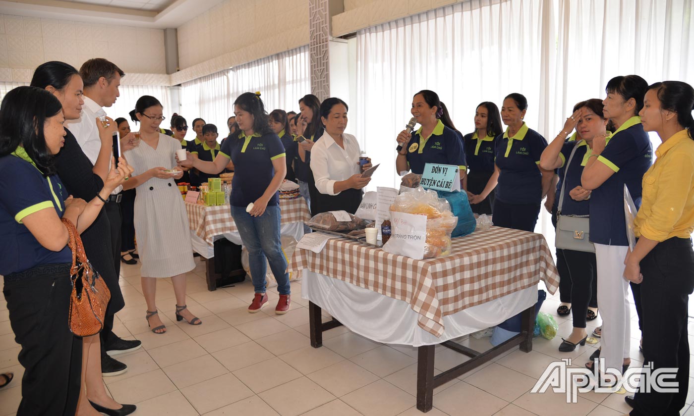 Các học viên giới thiệu về sản phẩm kinh doanh của đơn vị