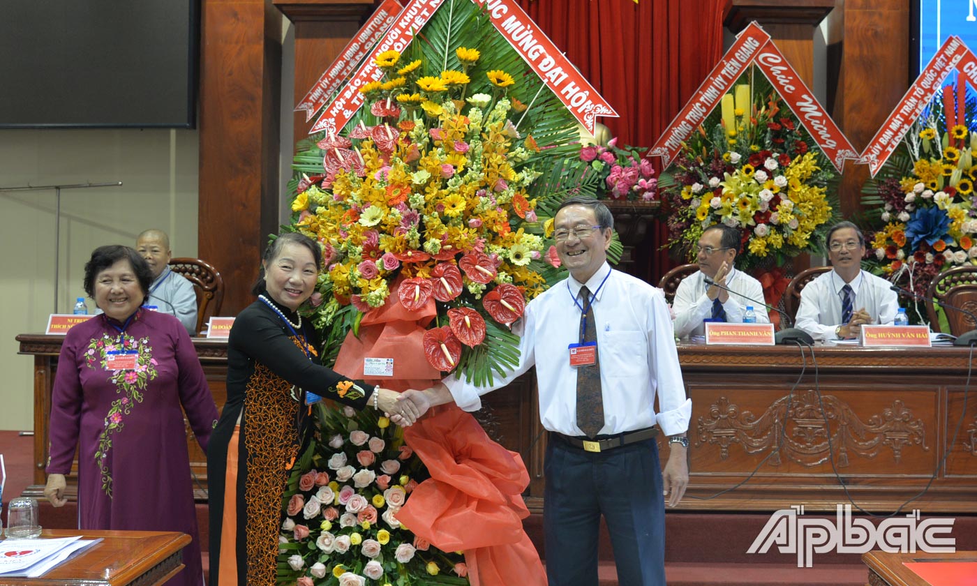 Trung ương Hội tặng hoa chúc mừng đại hội