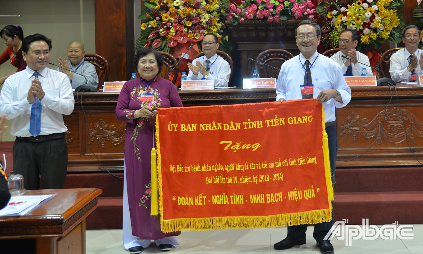 UBND tỉnh trao tặng bức trướng cho Hội Bảo trợ