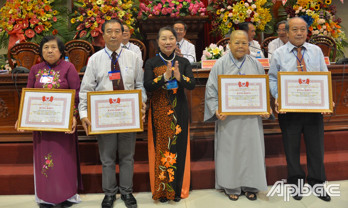 Trung ương hội trao bằng khen