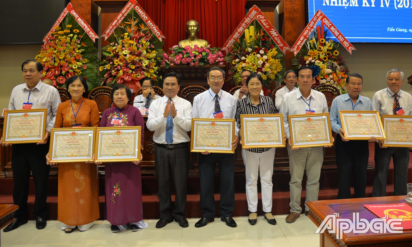 UBND tỉnh trao bằng khen