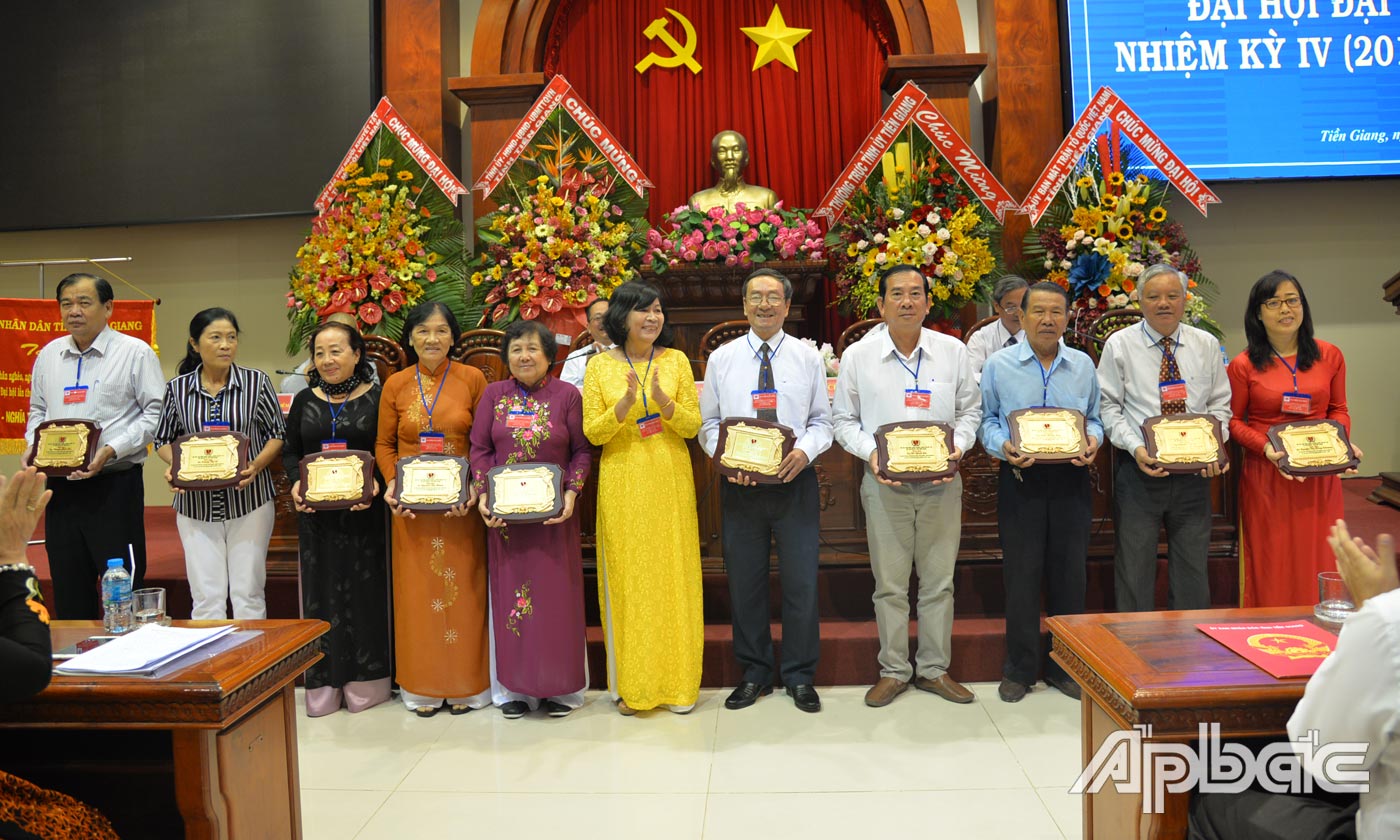 UBMTTQ tỉnh trao bằng khen