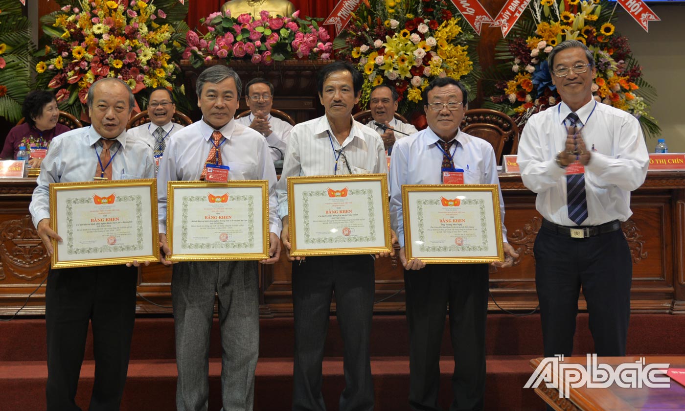 UBMTTQ tỉnh trao bằng khen