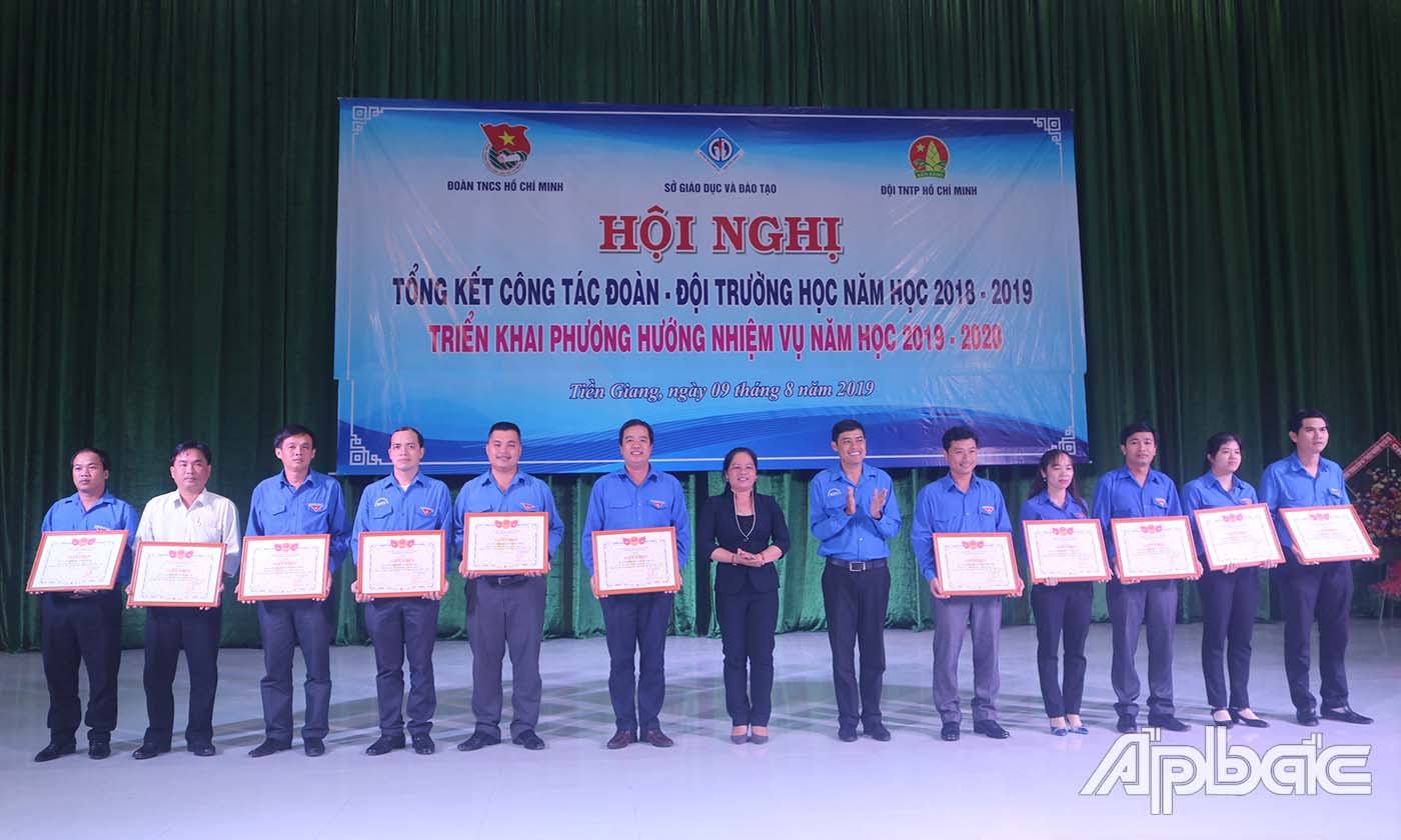 Dịp này, Hội Đồng đội tỉnh đã tặng 11 giấy khen cho các huyện, thị, thành thực hiện xuất sắc và hoàn thành tốt công tác Đoàn – Đội trường học năm học 2018 – 2019.
