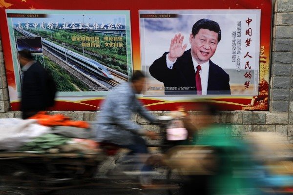 Chân dung Chủ tịch Tập Cận Bình trên một áp phích đặt trên đường phố ở Bắc Kinh, Trung Quốc. Ảnh: AP