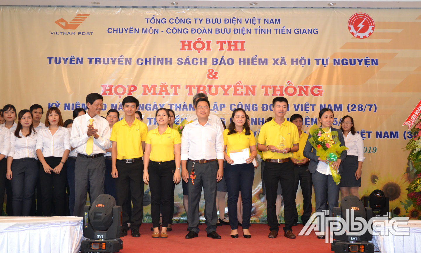 Trao thưởng Hội thi tuyên truyền chính sách bảo hiểm xã hội tự nguyện.