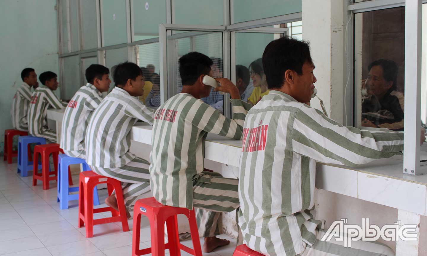 Tổ chức thăm gặp cho phạm nhân qua điện thoại.