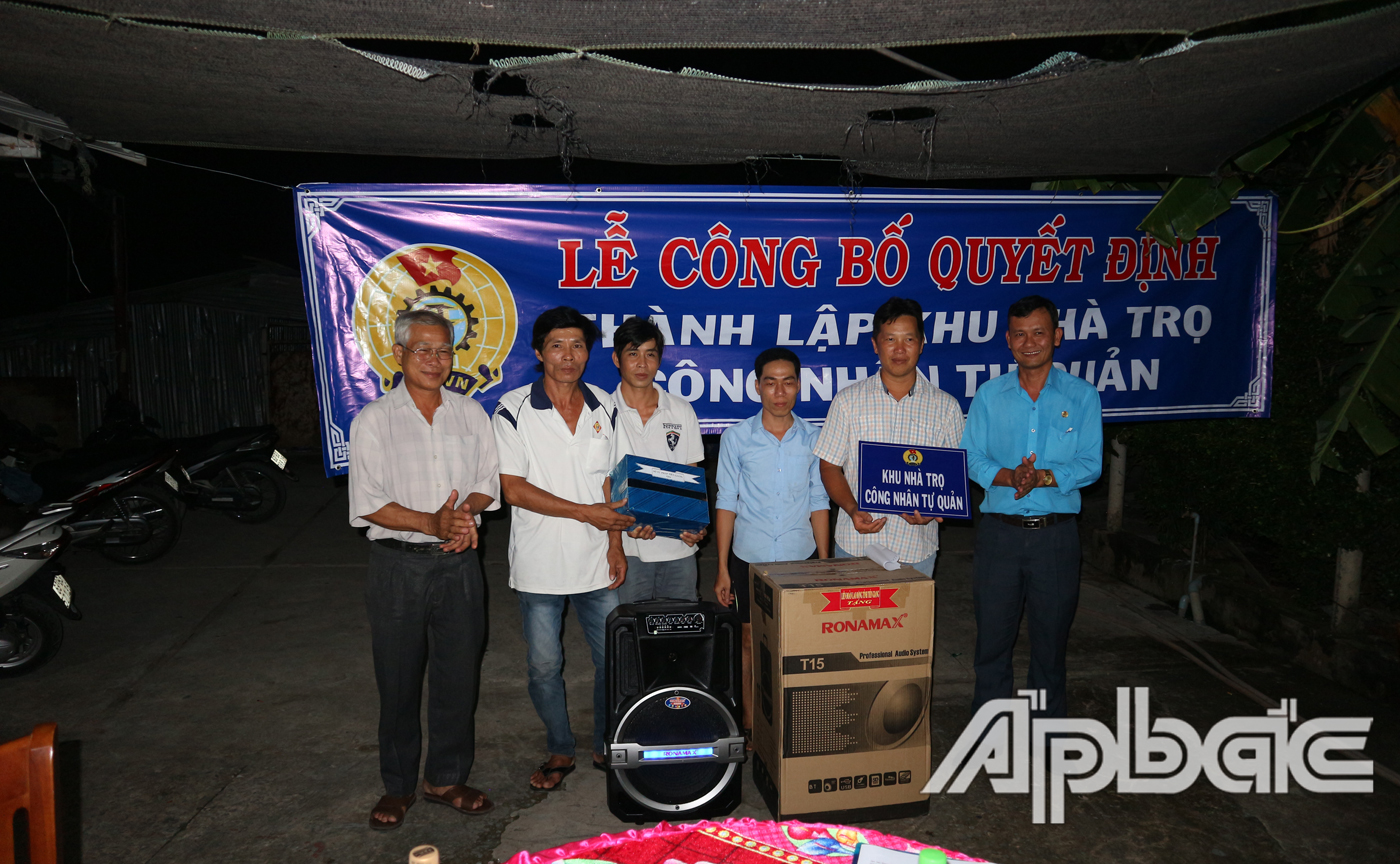 LĐLĐ tỉnh tặng cho khu nhà trọ công nhân tự quản 1 loa di động 