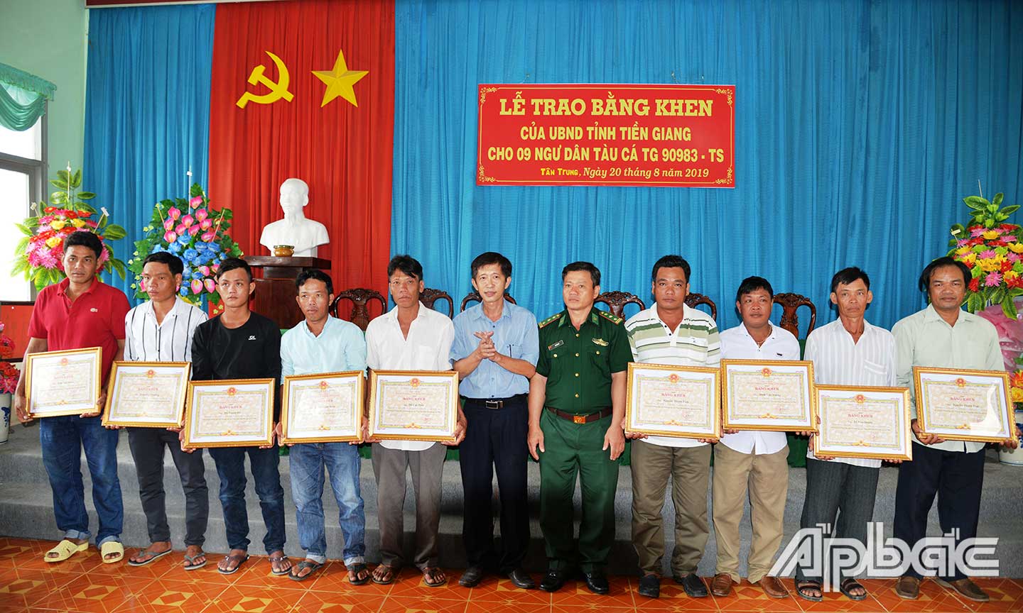 9 thuyền trưởng và ngư dân nhận Bằng khen và tiền thưởng của UBND tỉnh.