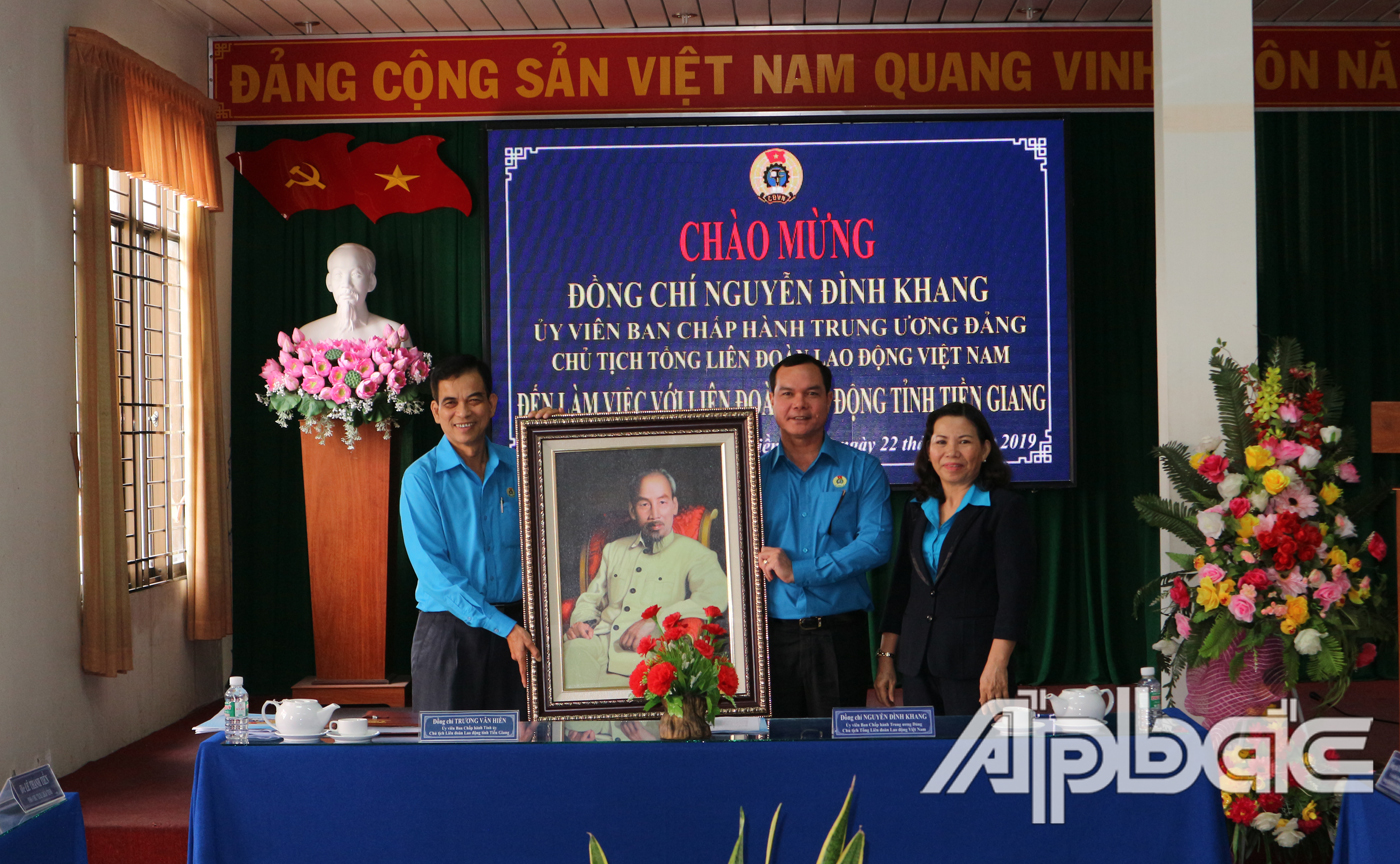 Đồng chí Trương Văn Hiền Chủ tịch LĐLĐ tỉnh Tiền Giang nhận món quà từ Chủ tịch Tổng LĐLĐ Việt Nam