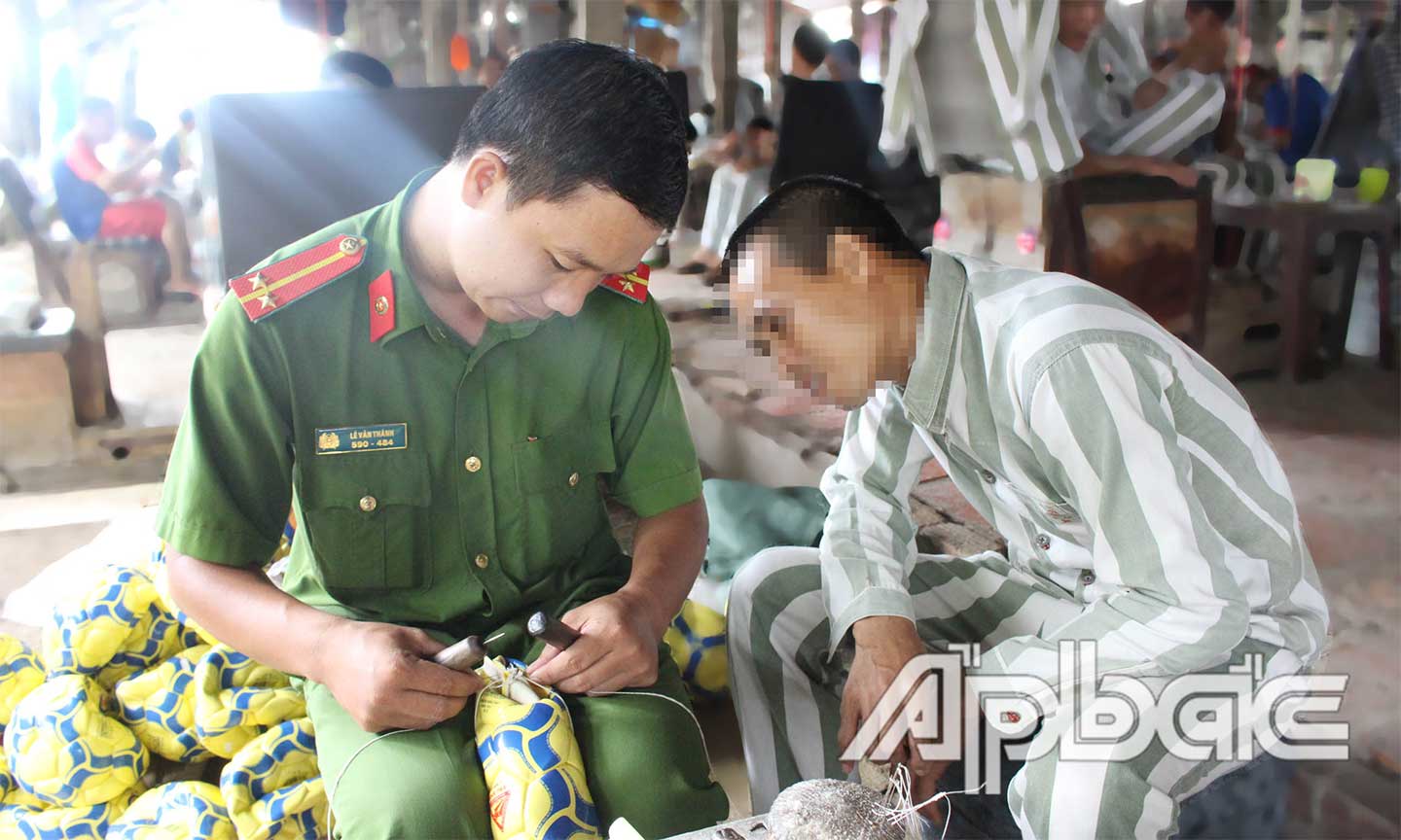 Cán bộ Trại giam Mỹ Phước dạy nghề cho phạm nhân.