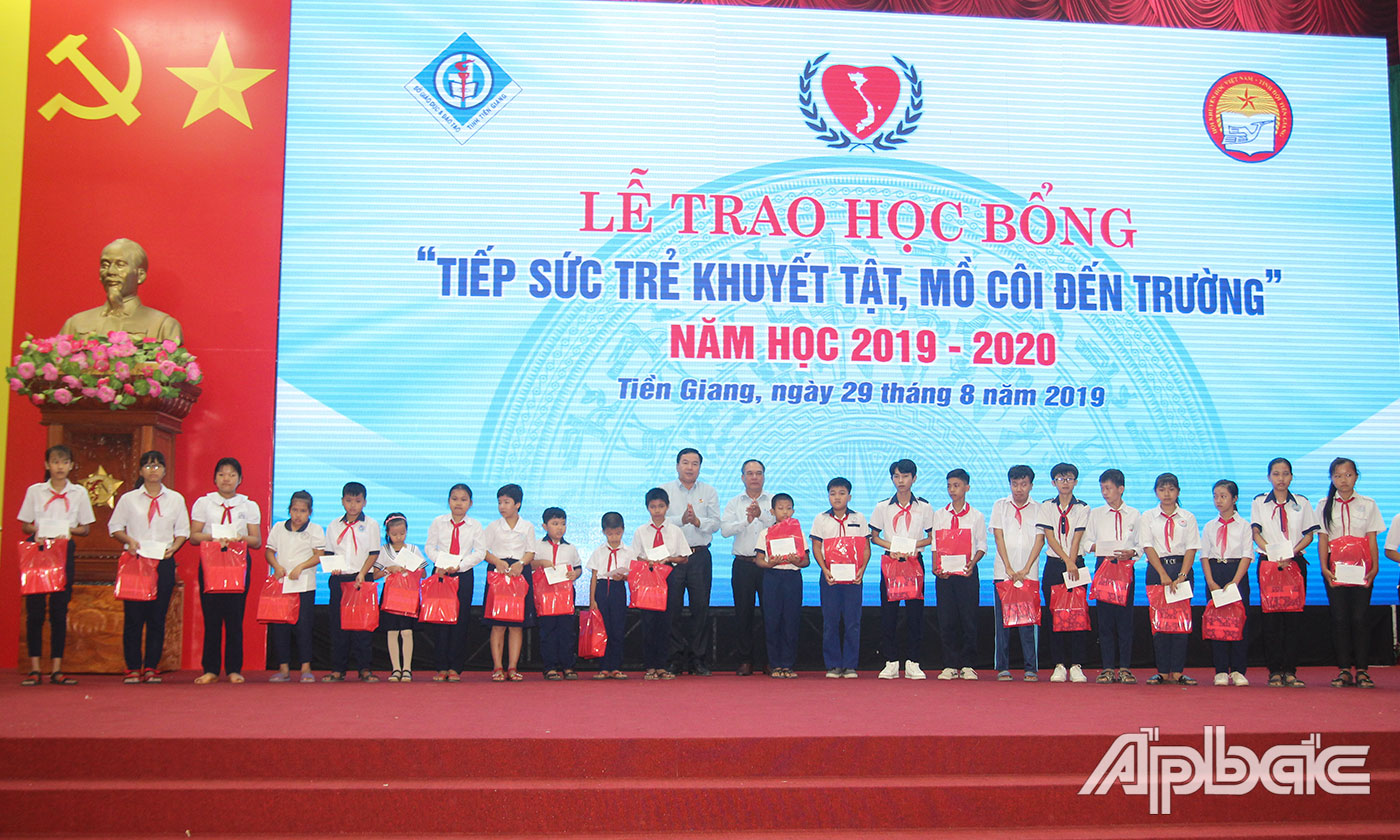 Lãnh đạo các Sở, ngành trao học bổng cho các em học sinh.