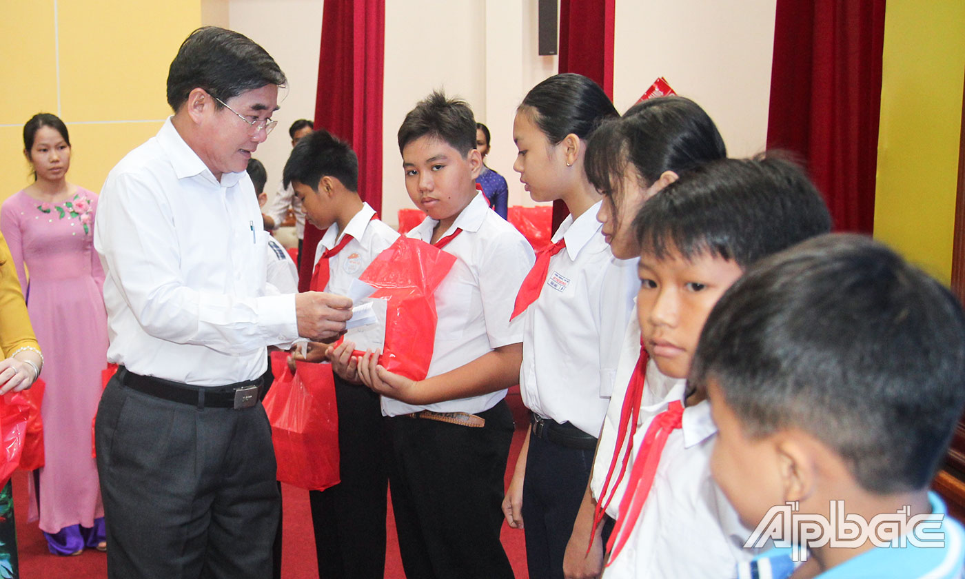 Giám đốc Sở Giáo dục và Đào tạo Nguyễn Hồng Oanh trao học bổng cho các em học sinh.