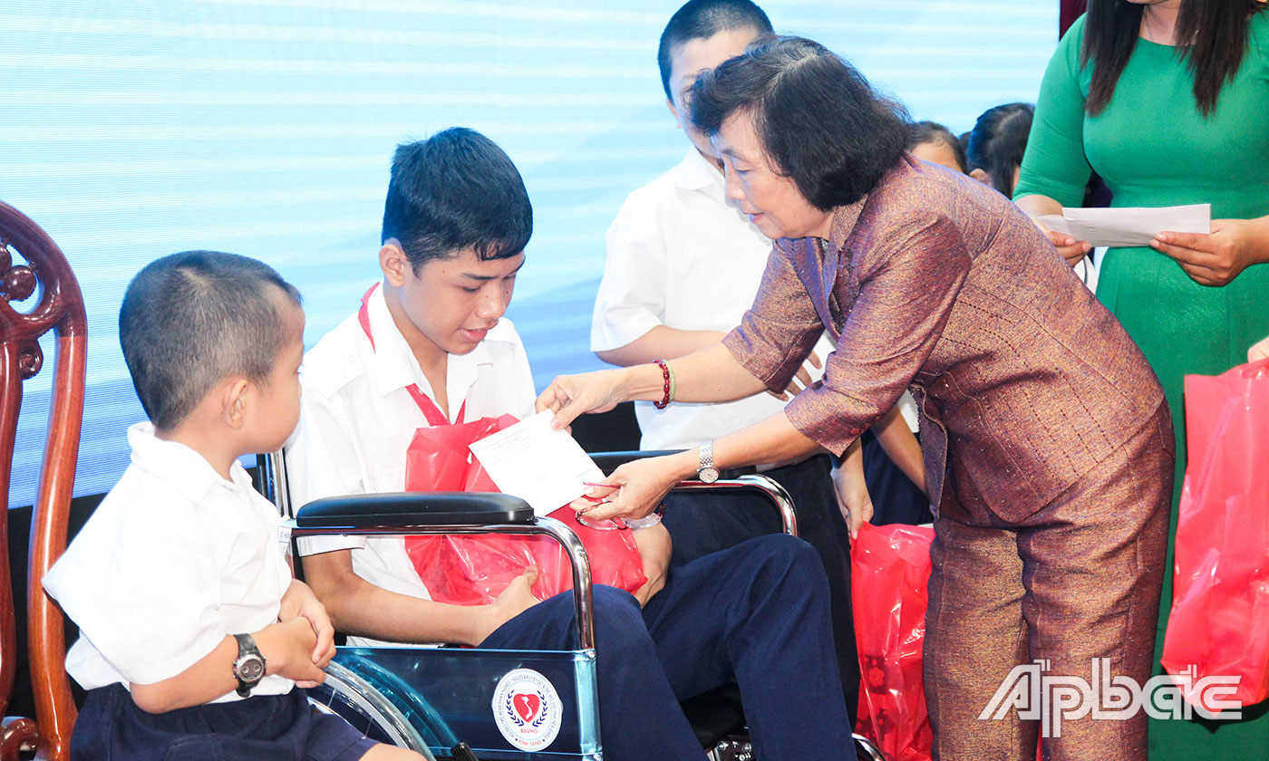 Chủ tịch Hội Khuyến học tỉnh Đồng Thị Bạch Tuyết trao học bổng cho các em học sinh.