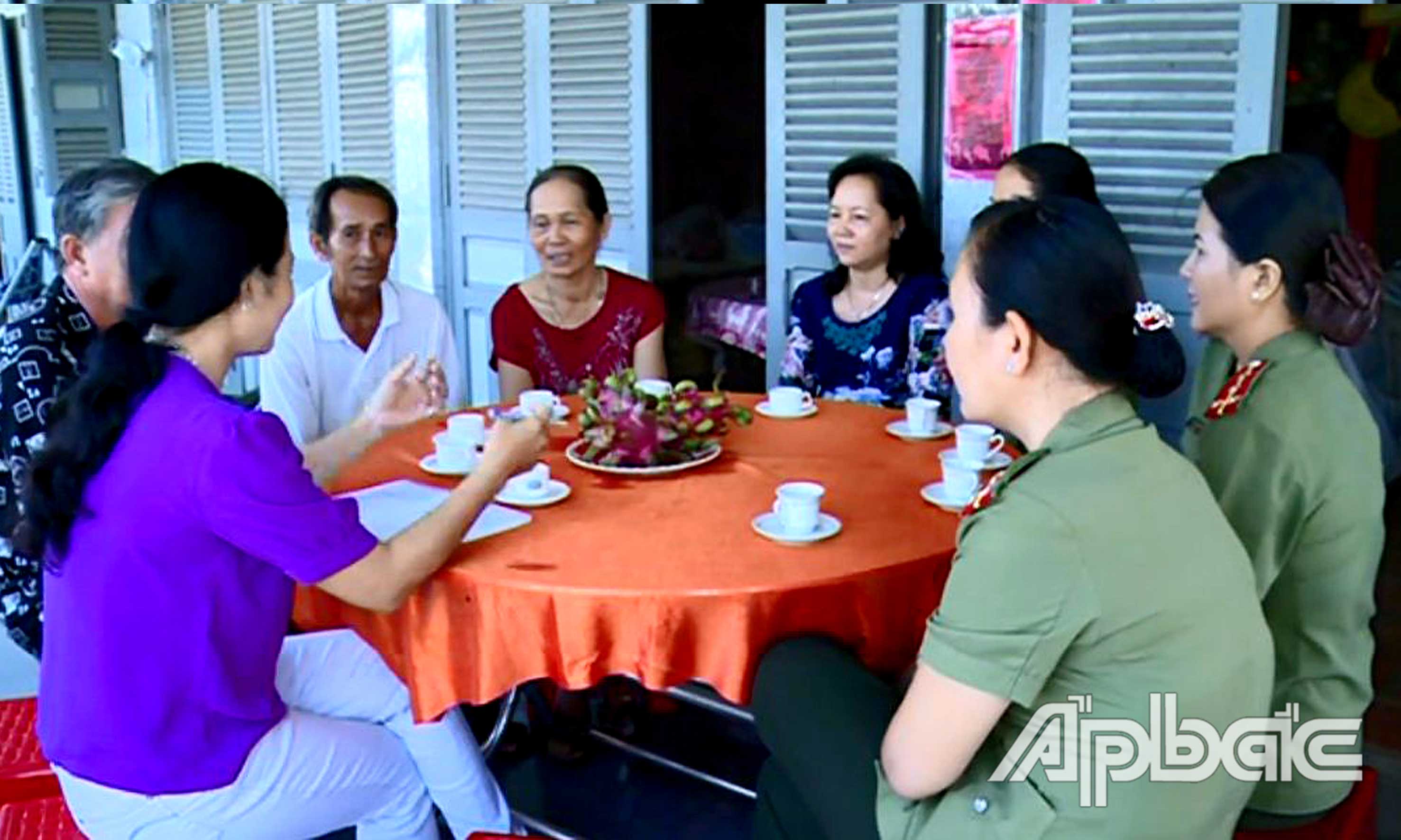  Ông Trần Văn Bé Hai (thứ hai từ trái sang) trò chuyện cùng các cán bộ Hội Phụ nữ Công an tỉnh Tiền Giang nhân ngày giỗ AHLS Võ Thị Lớ.