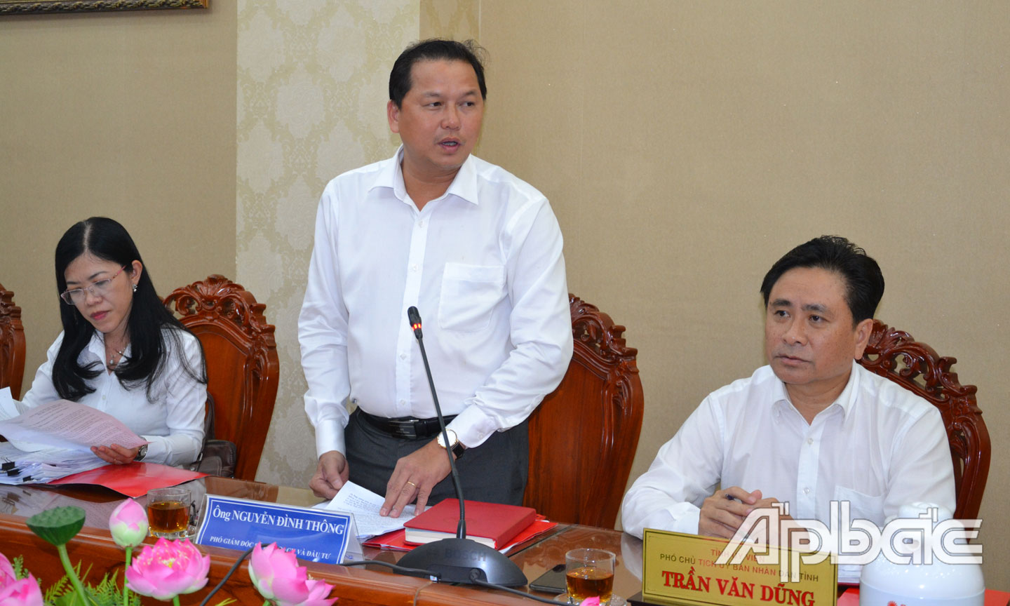 Lãnh đạo các sở, ngành phát biểu ý kiến.