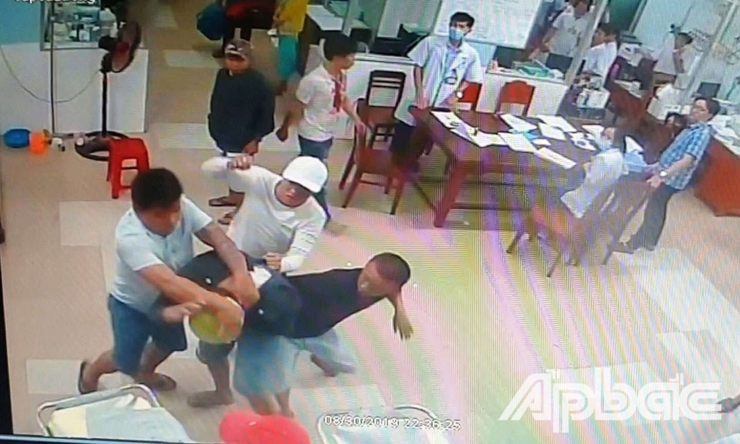 Các đối tượng đánh nhau gây náo loạn bệnh viện.