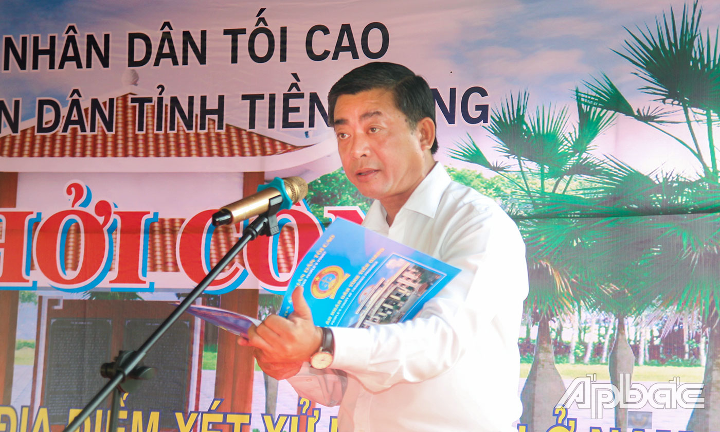 Đồng chí Huỳnh Xuân Long, Ủy viên BCH Tỉnh ủy, Bí thư Ban Cán sự Đảng, Chánh án Tòa án nhân dân tỉnh Tiền Giang báo cáo tình hình triển khai dự án xây dựng Bia ghi dấu ấn địa điểm xét xử đầu tiên ở Nam Bộ.