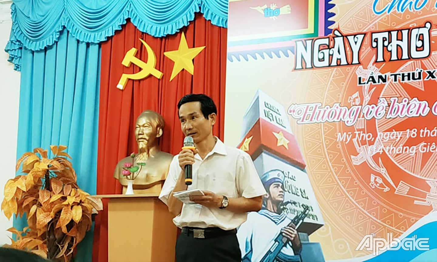 Nhà thơ Vũ Tuấn đọc thơ giao lưu trong Ngày Thơ Việt Nam năm 2019.