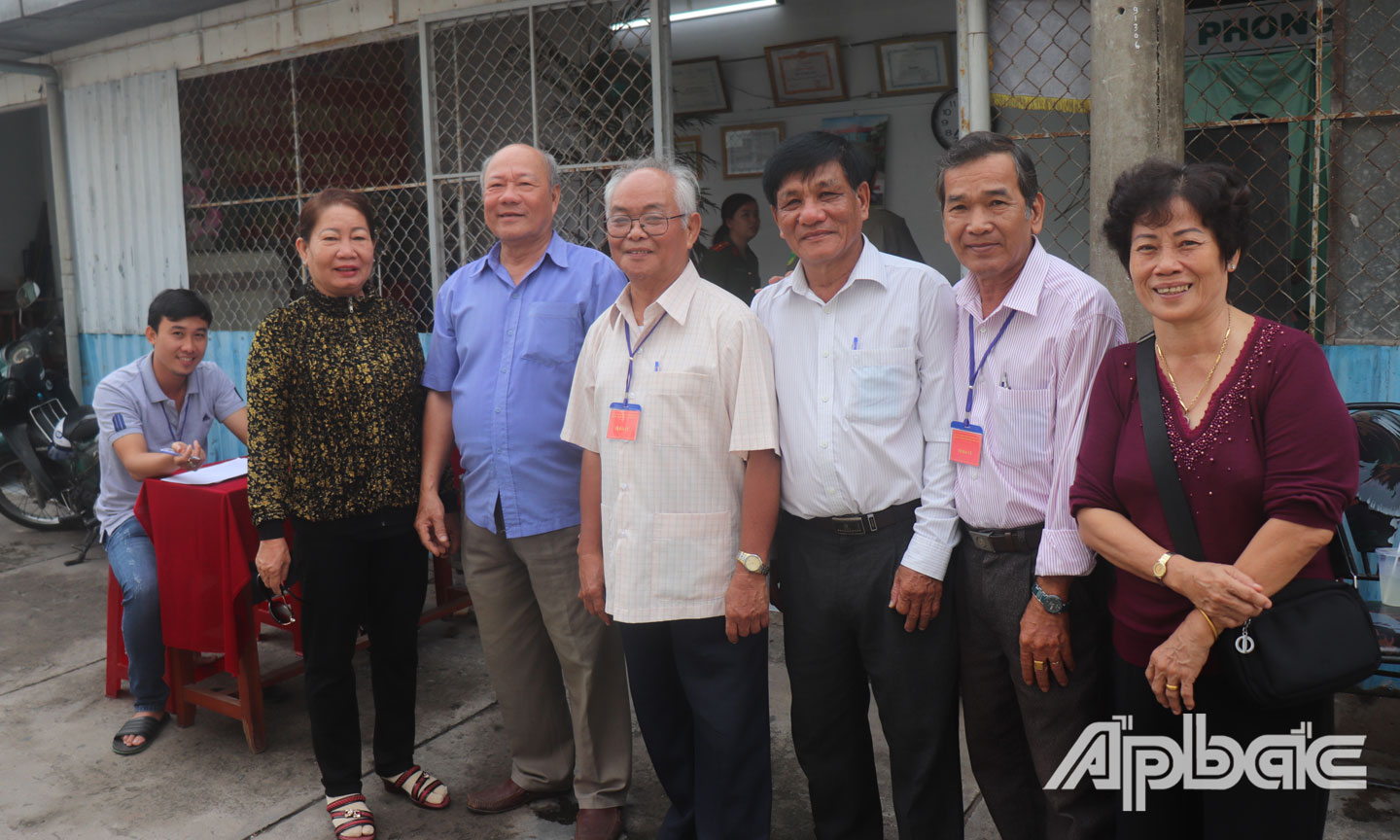 Bí thư Chi bộ khu phố 6 (phường 1, TP. Mỹ Tho) Võ Minh Điền (đứng thứ ba từ trái sang).