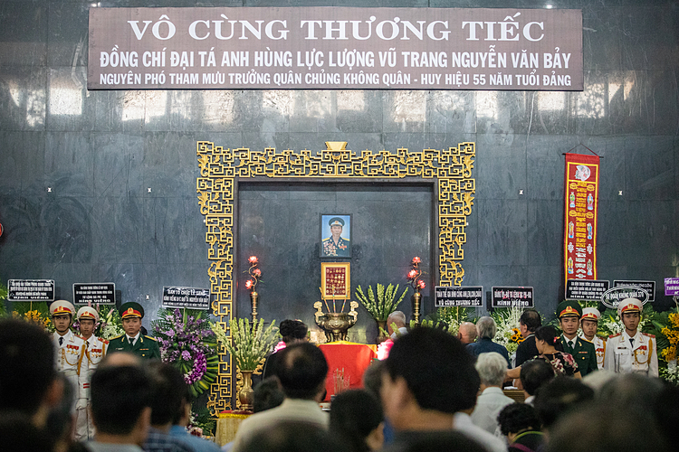  Lễ viếng linh cữu phi công Nguyễn Văn Bảy sáng nay. Ảnh: Thành Nguyễn