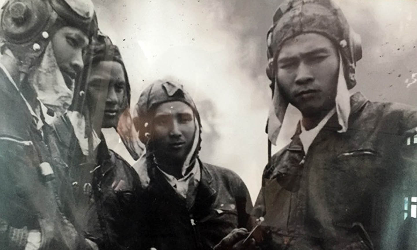  Ông Bảy (bìa phải) và các đồng đội. Ảnh tư liệu.