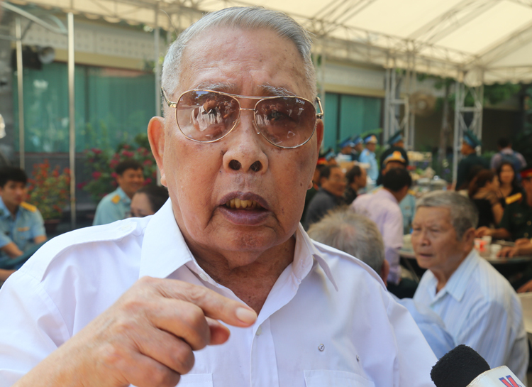  Đại tá Phan Tương kể về cách đánh máy bay của ông Nguyễn Văn Bảy. Ảnh: Trung Sơn.