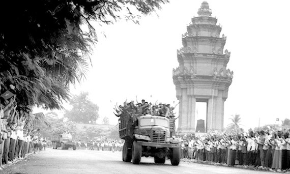 Nhân dân thủ đô Phnôm Pênh tiễn quân tình nguyện Việt Nam về nước. Ảnh: TTXVN