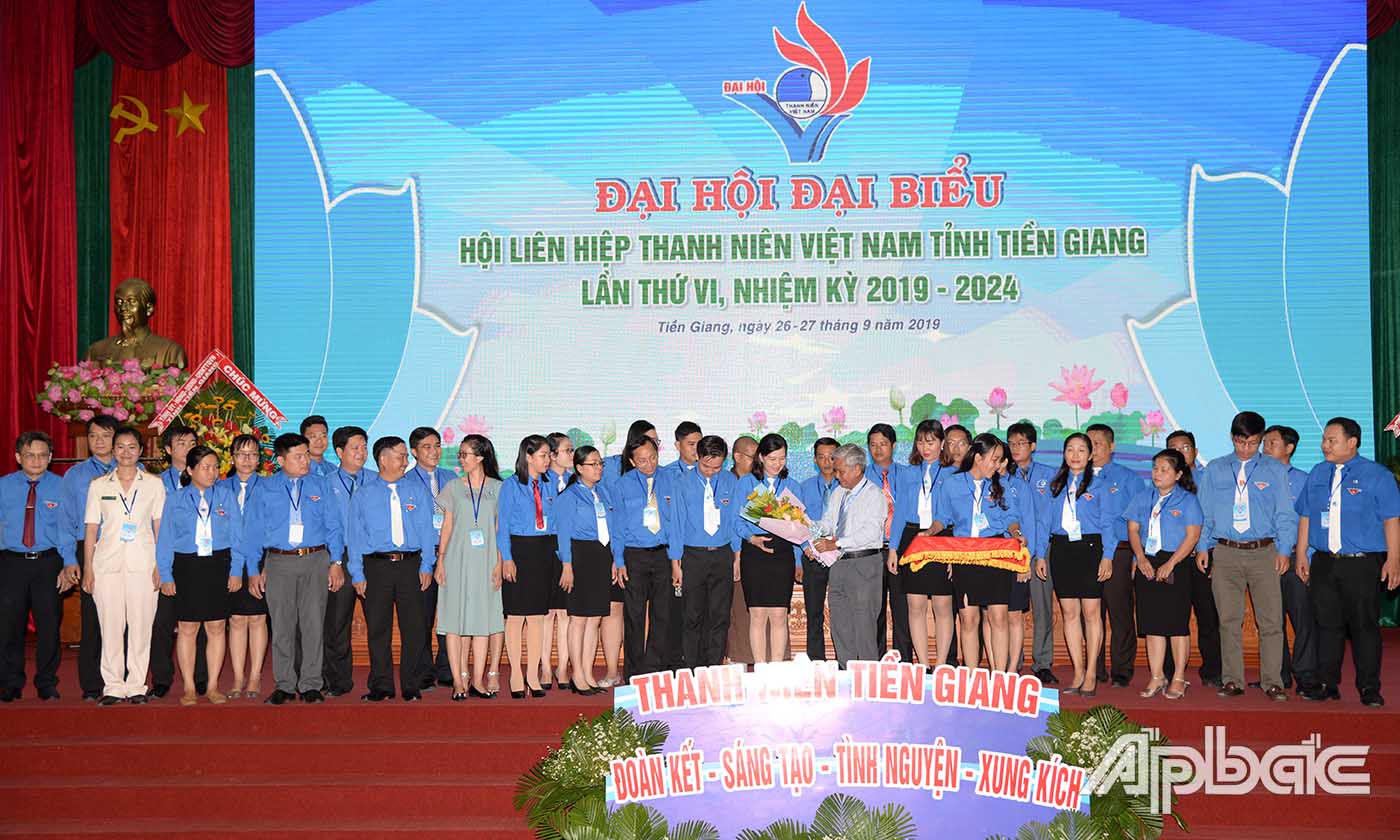 Đồng chí Trần Long Thôn, Ủy viên Ban Thường vụ, Trưởng Ban Dân vận Tỉnh ủy tặng hoa chúc mừng Ủy ban Hội LHTN tỉnh Tiền Giang nhiệm kỳ 2019 - 2024.