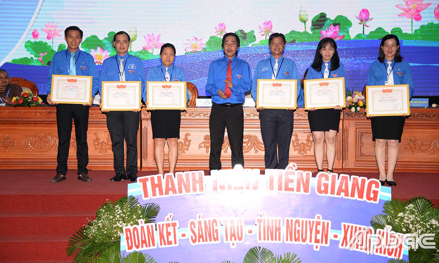 Anh Trần Thanh Thanh Bình, Phó Giám đốc Trung tâm Công tác xã hội thanh niên, Trung ương Hội LHTN Việt Nam trao bằng khen của Trung ương Hội LHTN Việt Nam cho các cá nhân có thành tích xuất sắc.