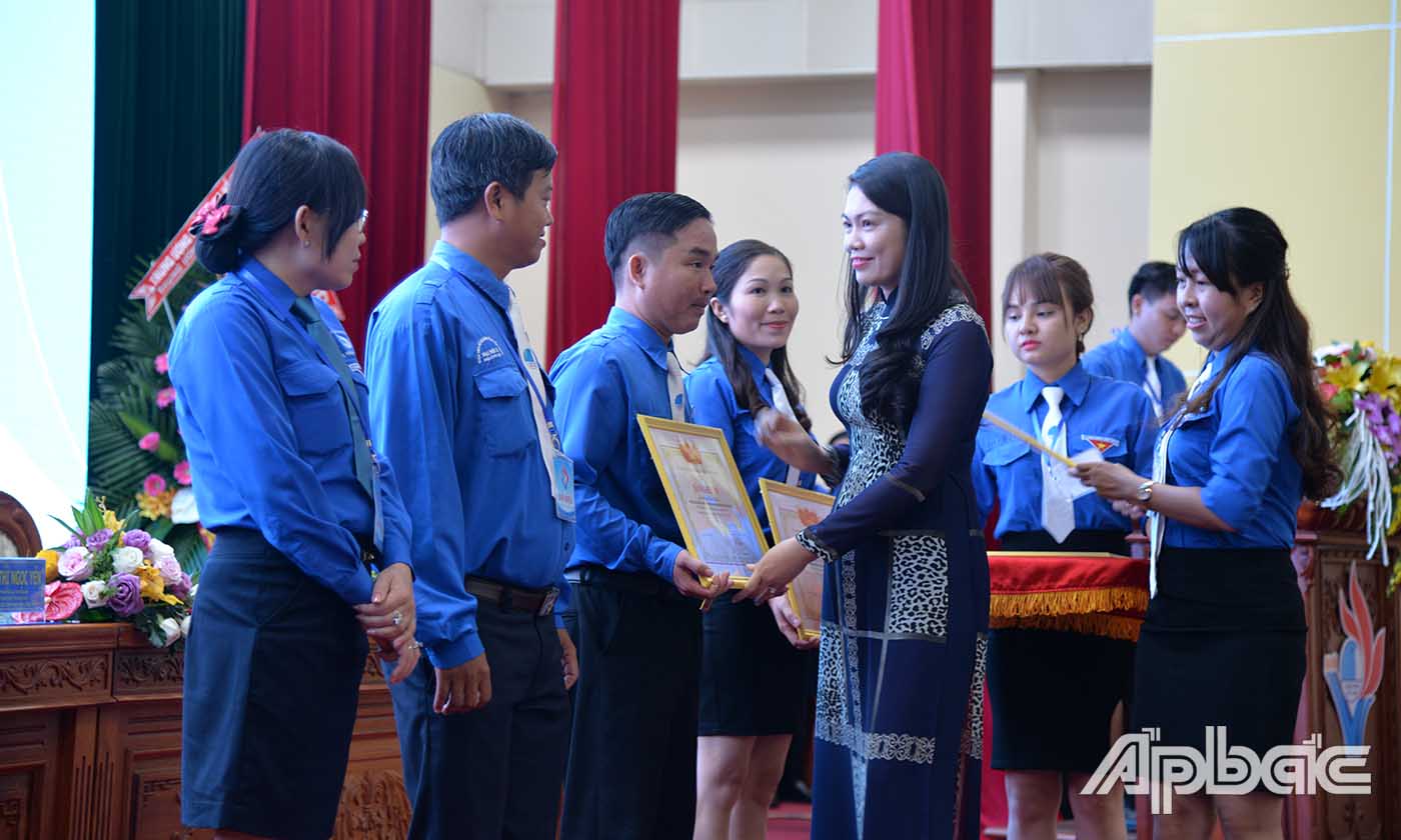 Chị Nguyễn Thị Uyên Trang, Bí thư Tỉnh đoàn trao bằng khen của Trung ương Hội LHTN Trung ương cho các cá nhân có thành tích xuất sắc.