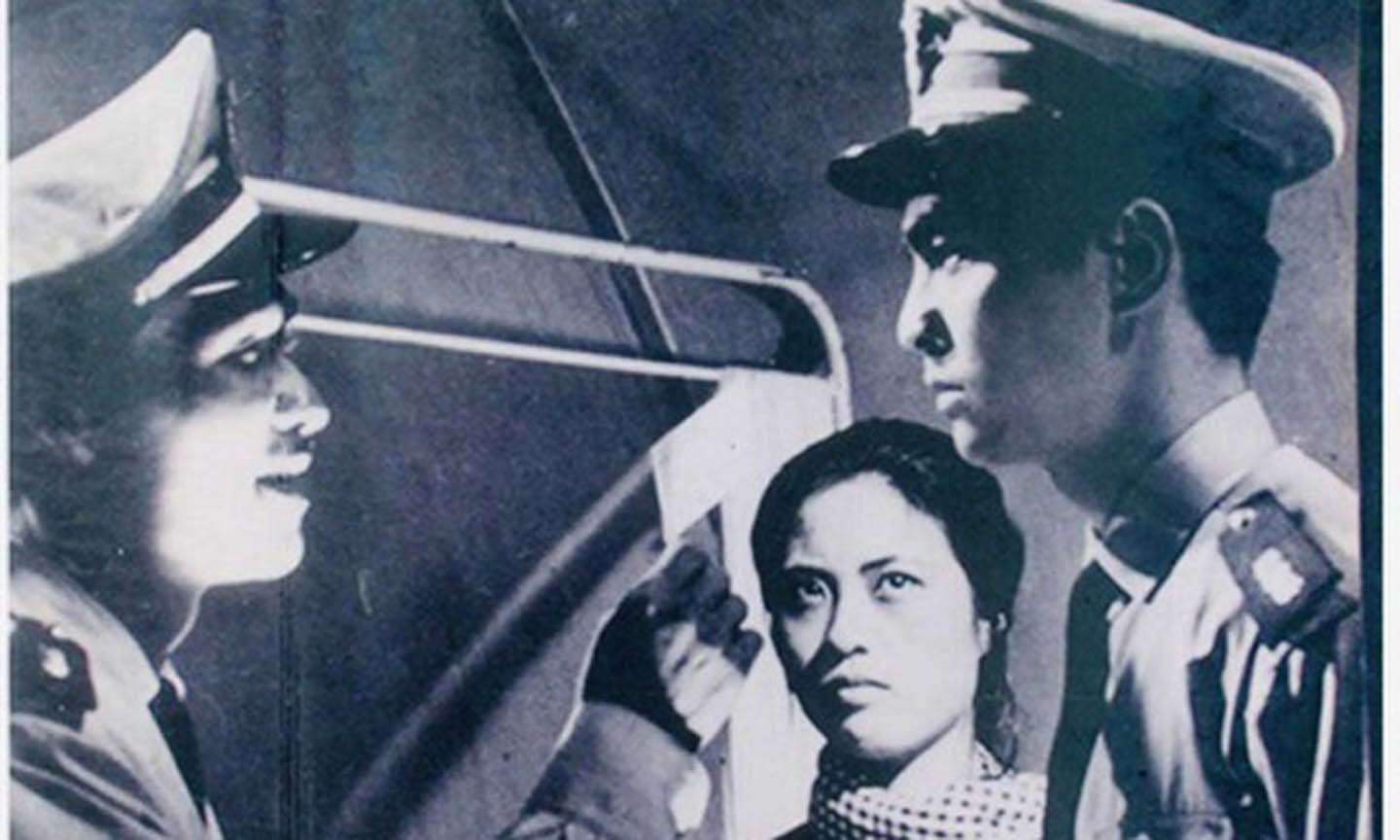 Thế Anh (bìa phải) với vai diễn để đời Trung úy Phương trong phim Nổi gió