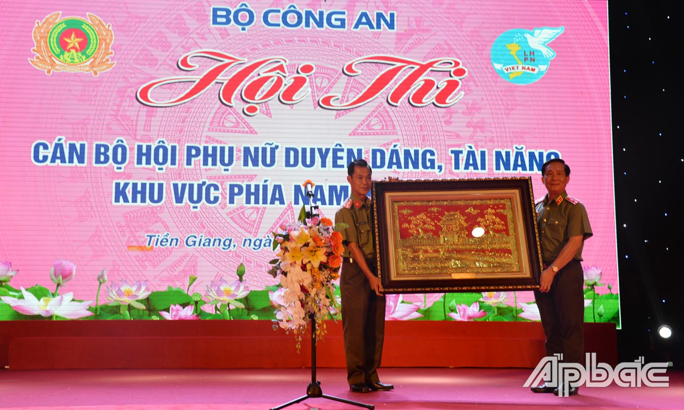 Đại diện Bộ Công an tặng tranh lưu niệm cho Công an tỉnh Tiền Giang