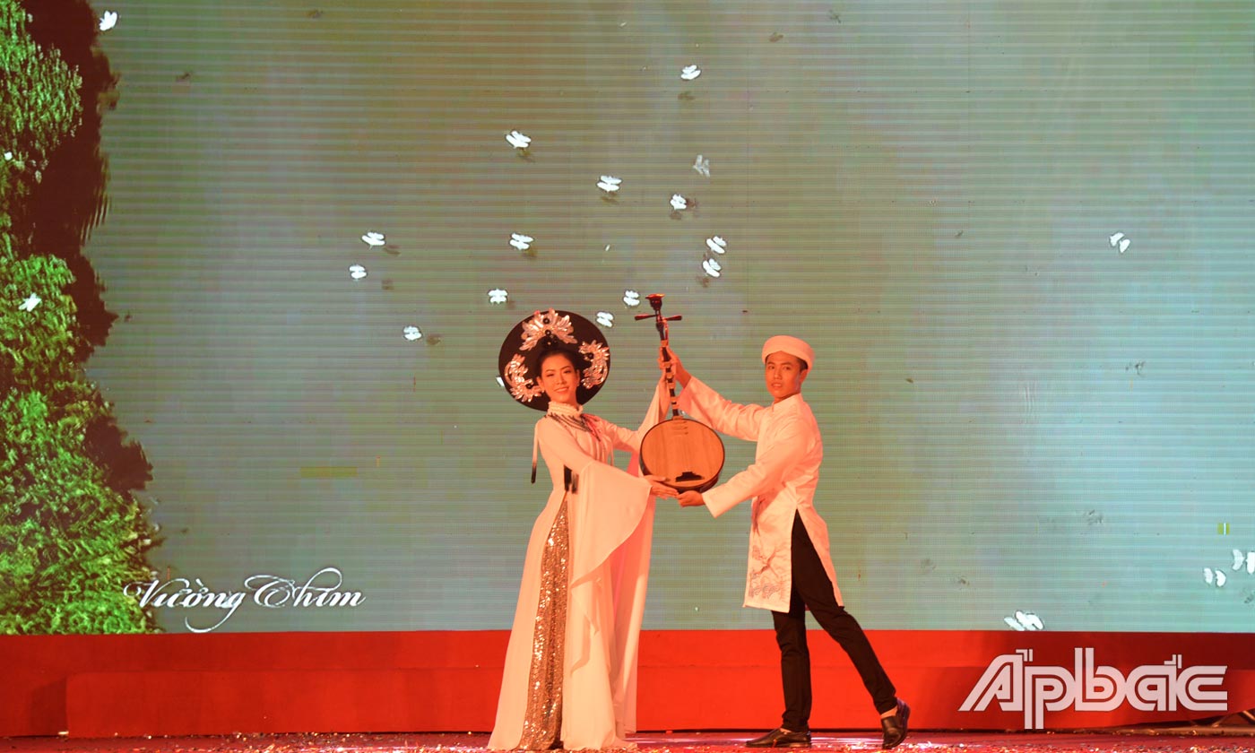 Thí sinh tham gia phần thi Cán bộ hội tự tin, trách nhiệm