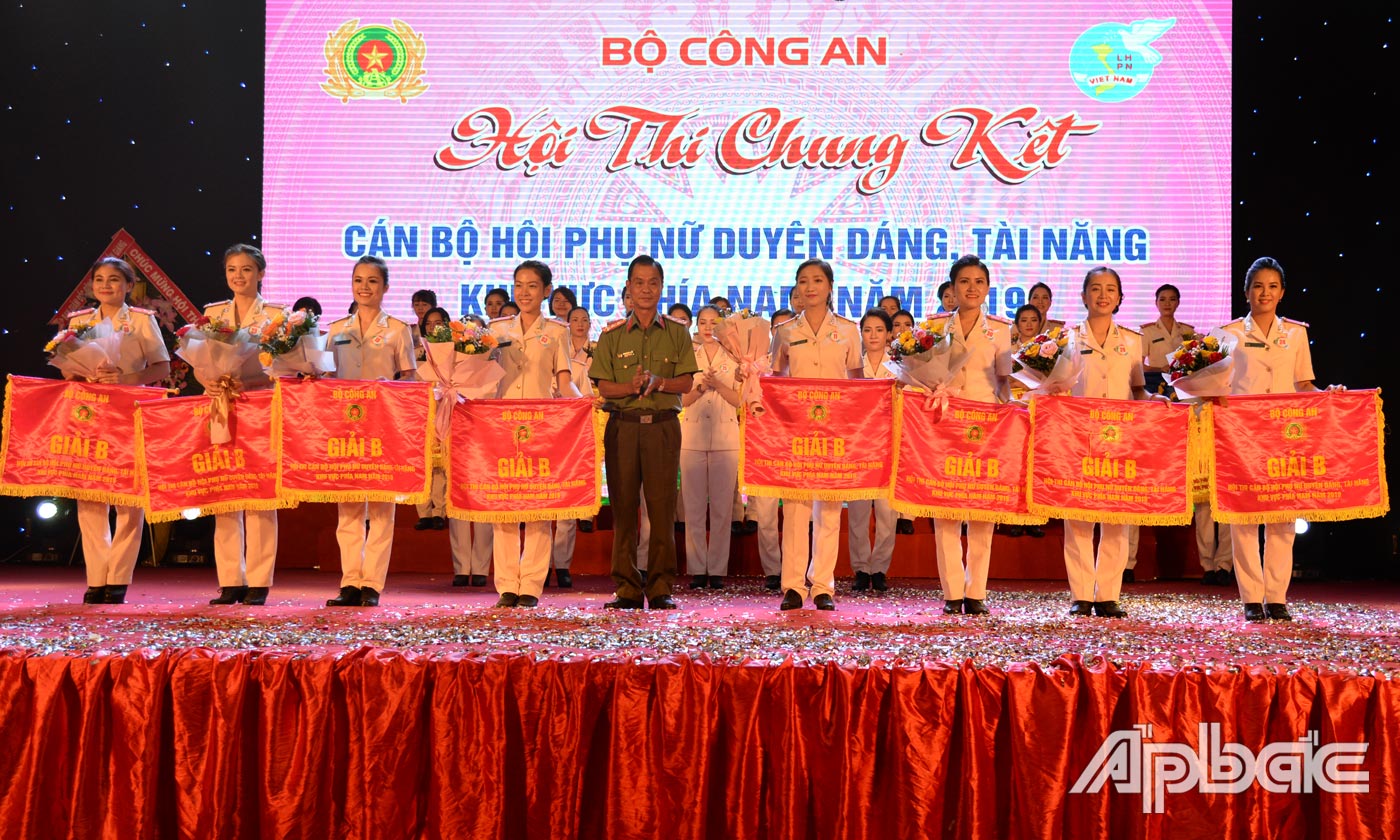 Trao giải B cho 8 thí sinh