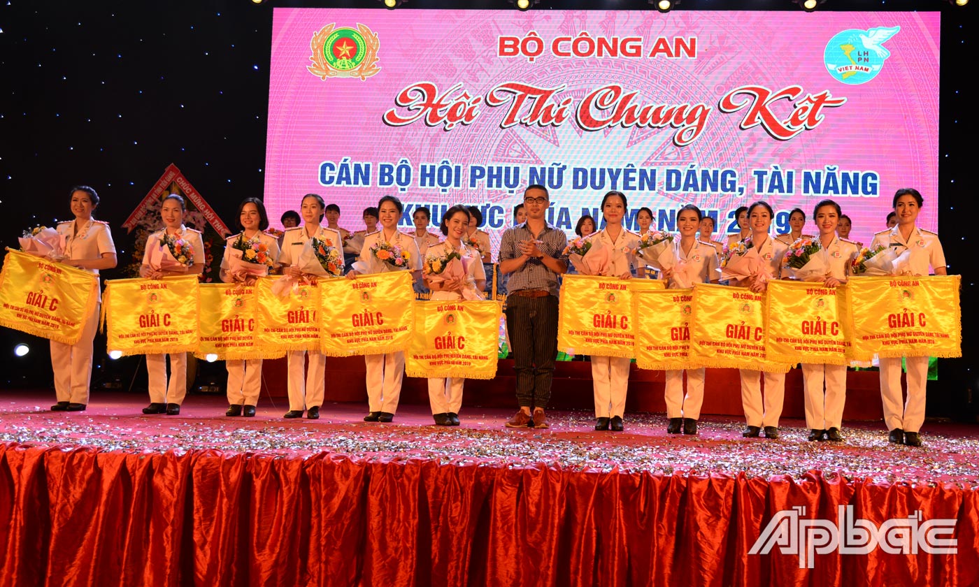 TRao giải C cho 12 thí sinh