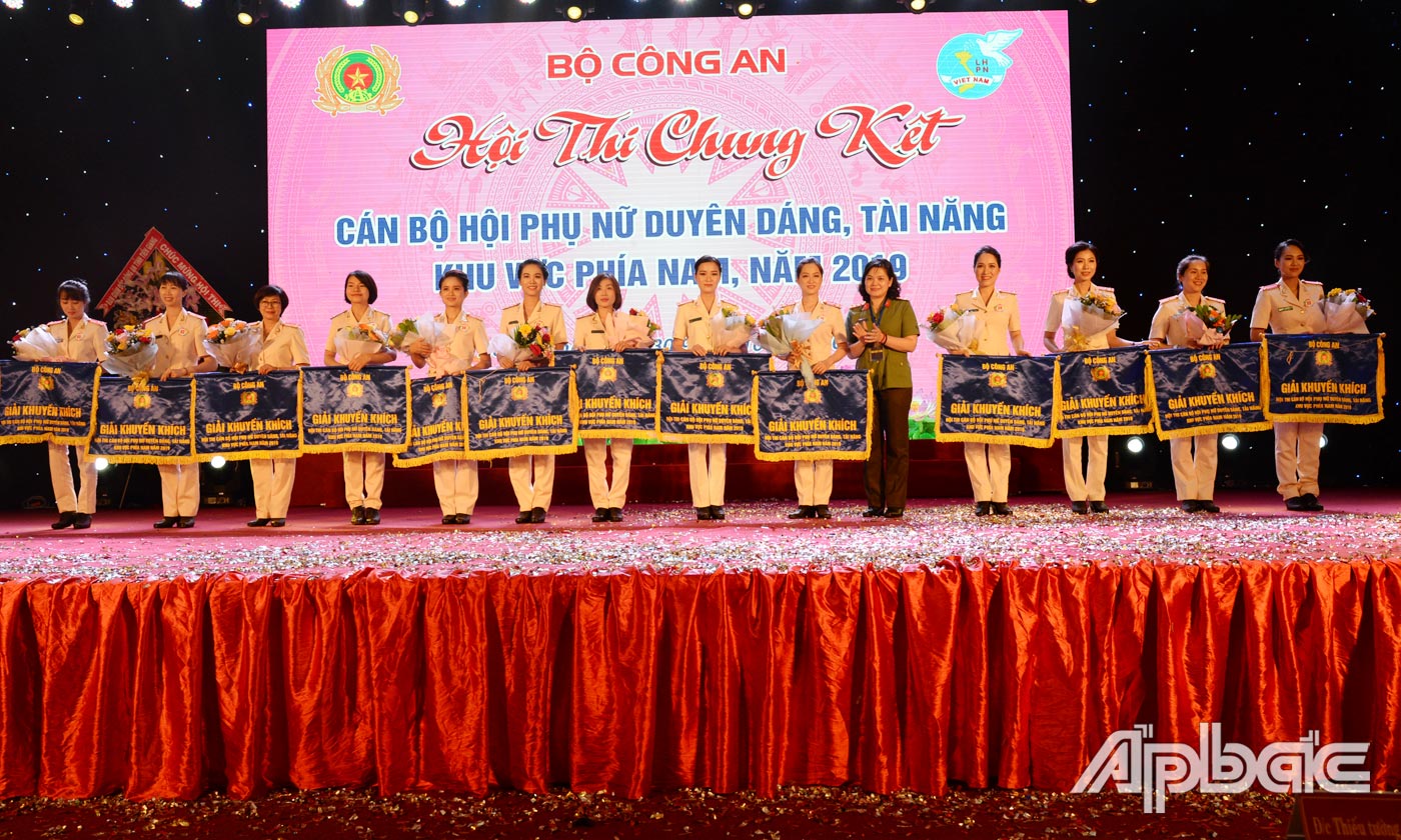 Trao 13 giải khuyến khích cho các thí sinh