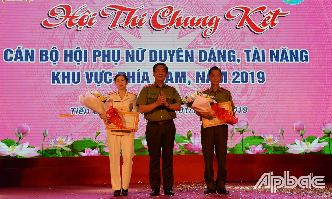 Bộ Công an trao bằng khen cho Ban Gíam đốc và Hội Phụ nữ Công an Tiền Giang