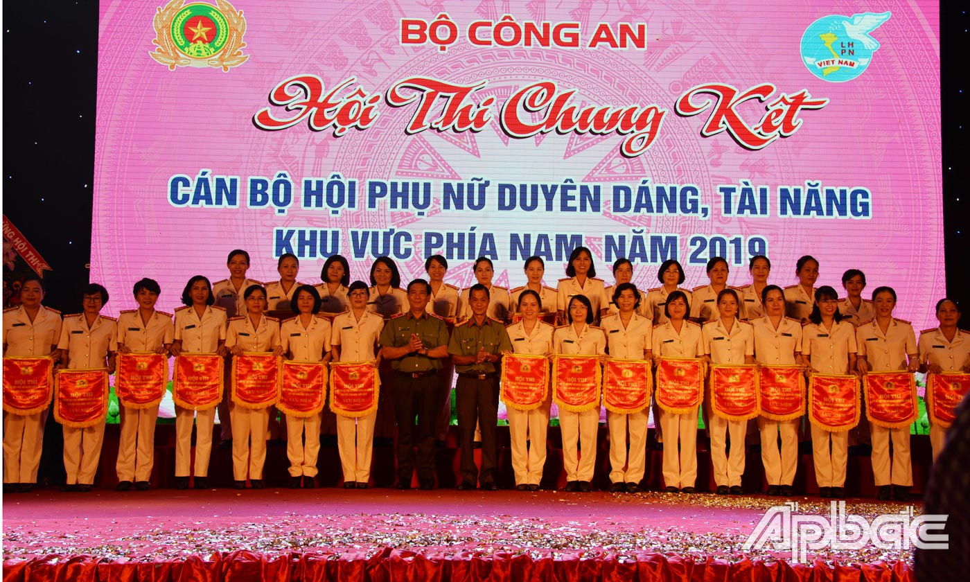 Trao cờ cho Hội phụ nữ Công an các tỉnh, thành tham gia Hội thi